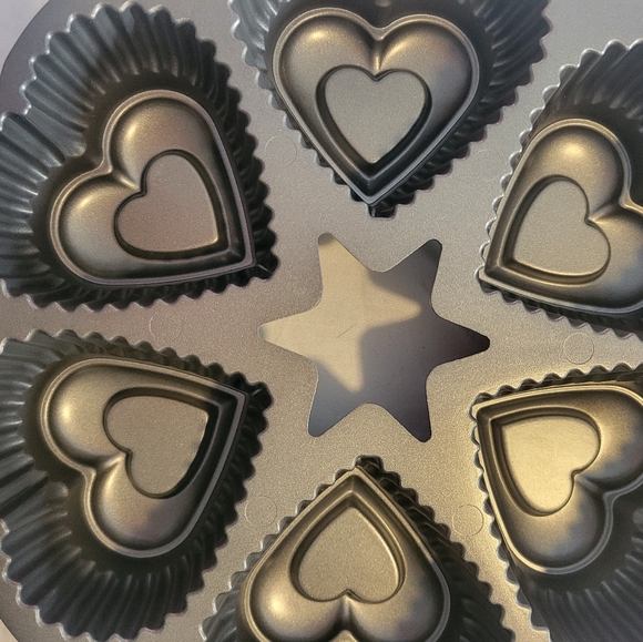 Wilton Dimensions 6 Mini Heart Cake Pan Bakeware Cast Heavy Aluminum- SET OF 2 - Picture 8 of 13
